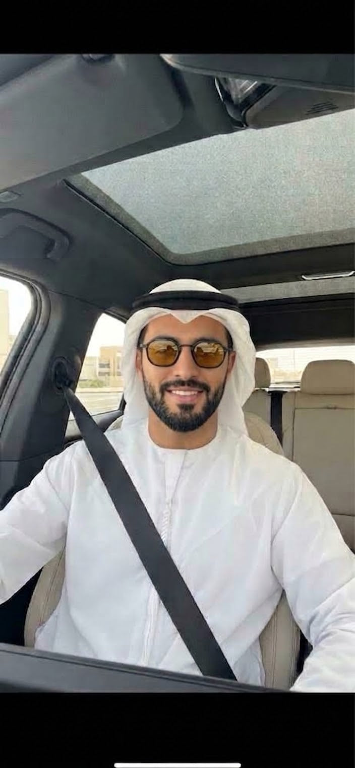 A man driving in a kandura, wearing the Oculus Classic in amber